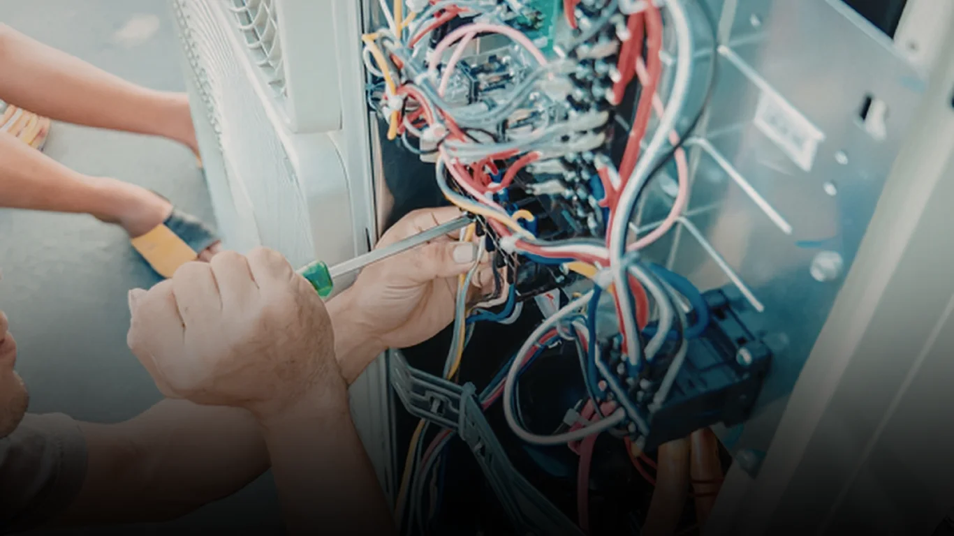 تنفيذ أعمال الكهرباء المنزلية بمعايير دقيقة تضمن الكفاءة والاستمرارية