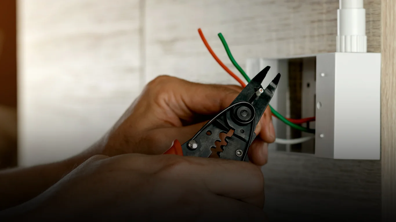 معالجة الأعطال الكهربائية بأسلوب احترافي يمنع تكرار المشكلة نهائيًا